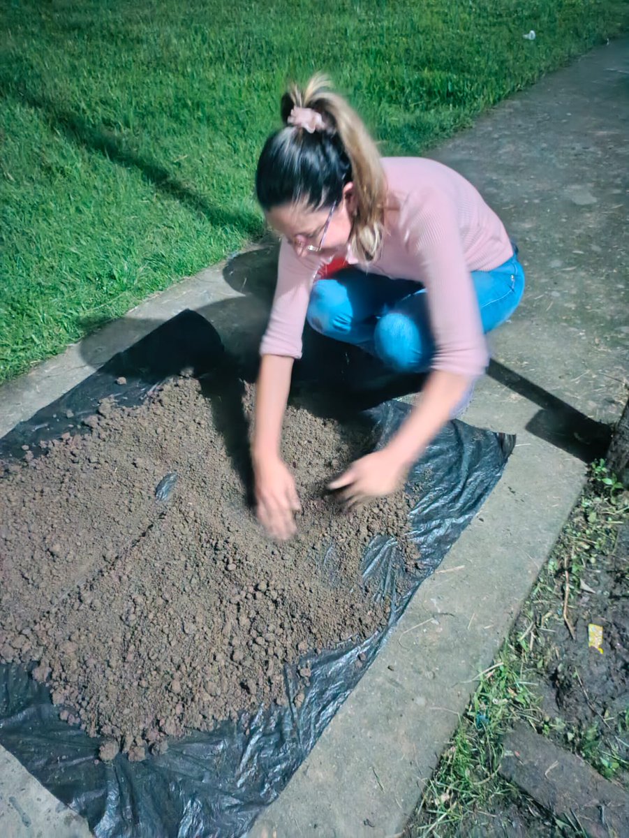 Agricultura_CZ2's tweet photo. #Orellana| Se tomaron muestras de suelo, agua y cacao en la Comuna Samona (Aguarico) para certificar Buenas Prácticas Agrícolas (BPA). 🌿🍫 ¡Fortalecimiento la cadena de valor del cacao amazónico desde el campo hasta el chocolate!
#MAGContigo
#ElNuevoEcuadorResuelve🇪🇨 https://t.co/gyHttvgZjC
