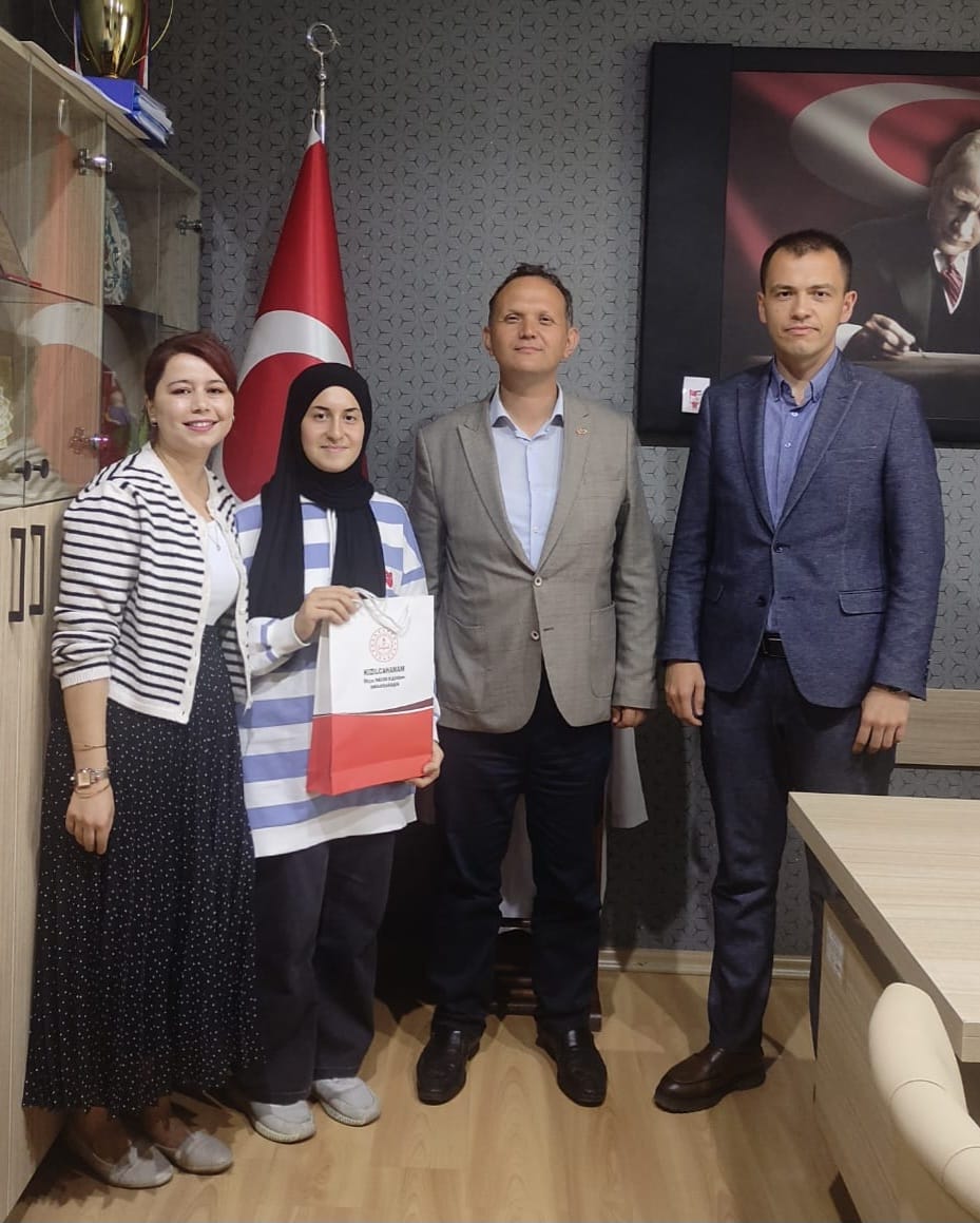 Dilimizin Zenginlikleri kapsamında bu ay, türkülerimizin ve bestelerimizin izini sürdük. “Kelimelerle Resim Çiz” yarışmasında, 8/C sınıfı öğrencimiz Nisanur DEMİRTAŞ, çizgileriyle duygulara dokunarak ilçe birincisi oldu! Öğrencimiz ve öğretmeni Gönül M.YANIK’a teşekkür ederiz.