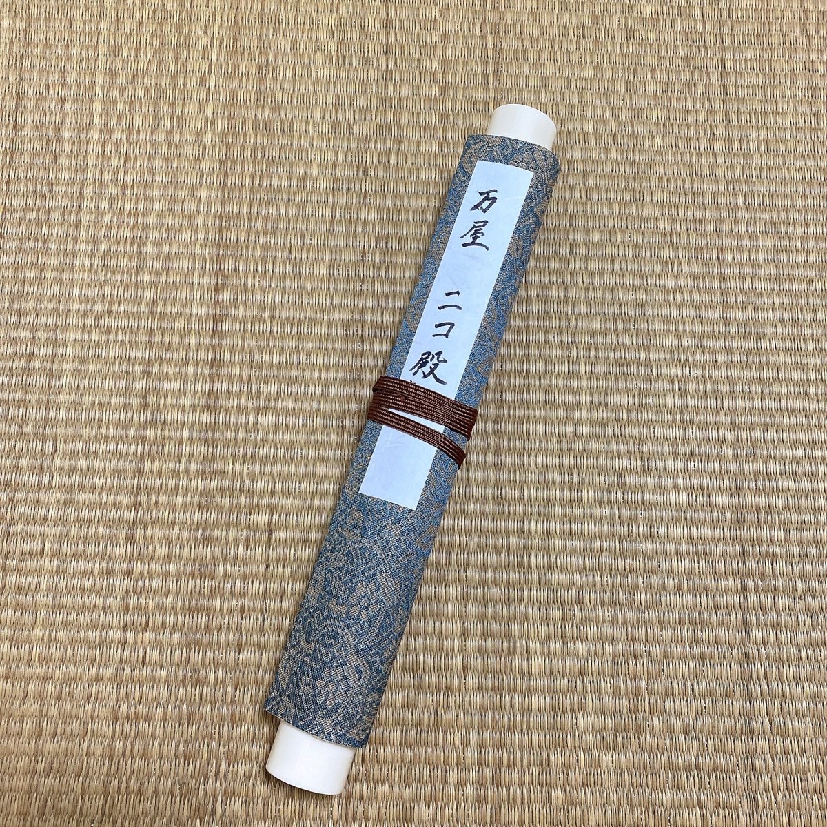 chinasu_ingen's tweet photo. 仲間たちの唆しに乗せられ（？）、今回は手紙ではなく巻物にて失礼仕る。
いつも以上に怪しげな者に見えるやもしれませぬが、どうかご容赦願いたく候。
今日という日が良き日になるよう、祈っておりまする。
ニコ殿、大好きじゃーーー！！！！

#万屋ニコお誕生日2025
#万屋お品描き
#ニコ待ってます https://t.co/j0XlhtlZq9