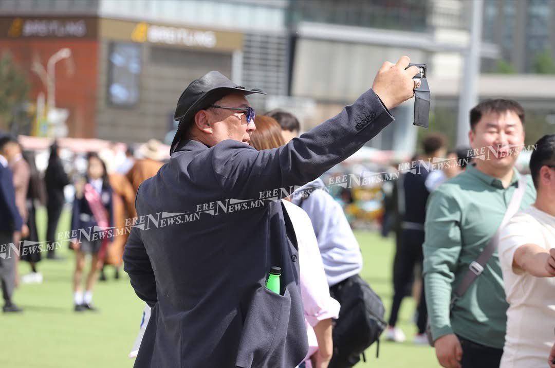 Насаараа ажил хийхгүй ингэж амьдраад сурчилаа шүү .