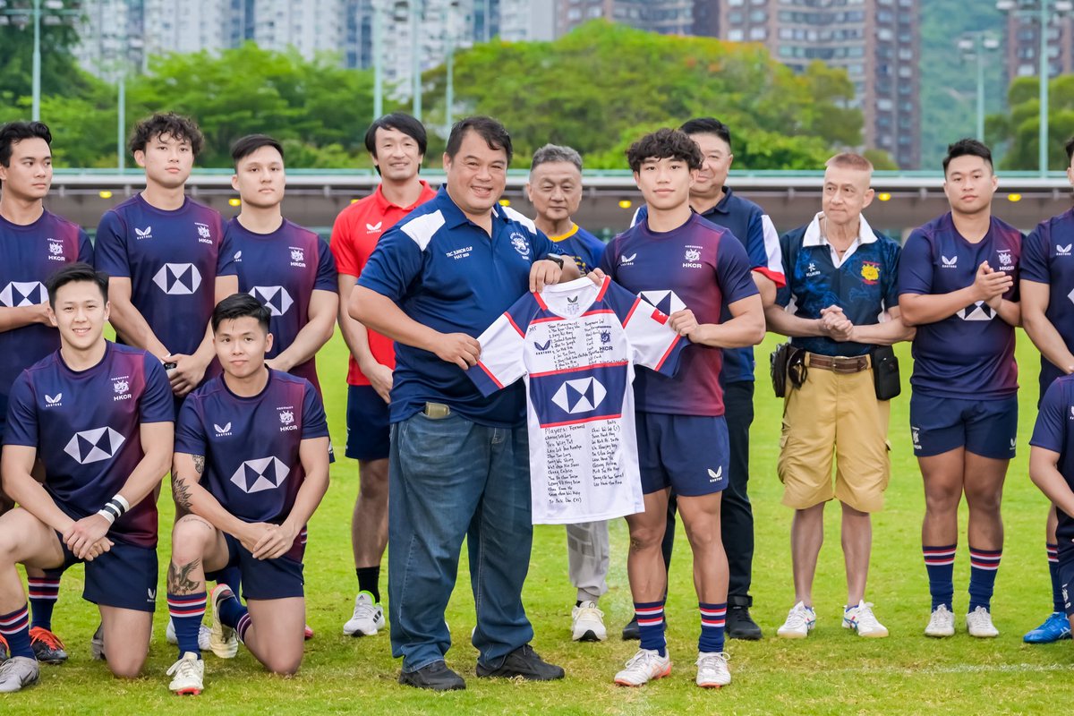 Passing the Torch! Alumni from the previous Dragons programme present a jersey to the new squad ahead of their tour to Singapore 🐉🤝

薪火相傳！龍隊計劃「校友」在龍隊出戰新加坡之旅前，向新龍隊贈送球衣 🐉🤝

#hkrugby #AGameForAll
