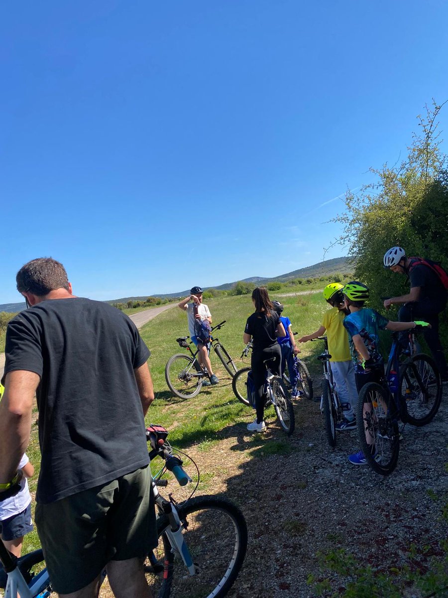 🤩 Ahir pel matí es va dur a terme una eixida amb bicicleta 🚵‍♀️🚵‍♀️ 
on xiquets i xiquetes han gaudit del Pla de Vistabella 

📲 Les activitats organitzades per l'Oficina de Turisme continuen el dissabte 31 de maig amb una visita guiada pel poble