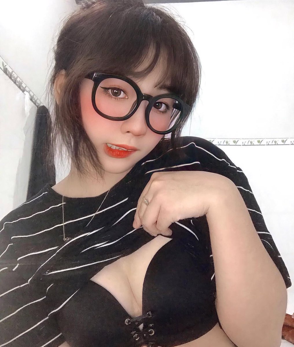 本人高三 
是在缺钱买小裙子
在自己认识的小姐姐的帮助下来推当🚪妹啦
希望哥哥可以来过我的门
#门槛 #高三 #求入门