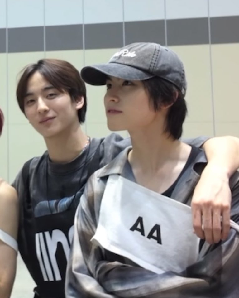 ภาพประกอบ ส่วนพี่ผู้ชายอีกคนอะ ไม่ต้องไปตอบเค้าแล้วน้าา เลี้ยงพี่คนเดียวพอ