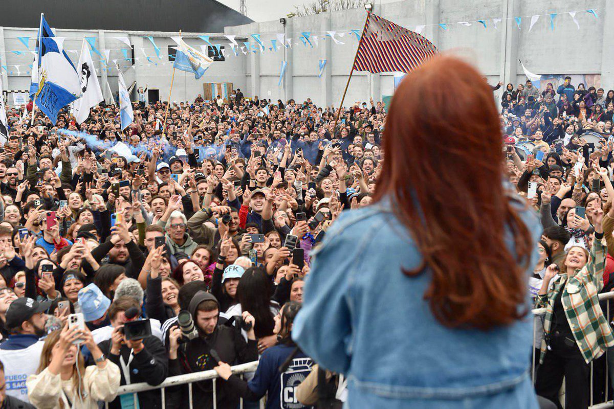 AndresLaBlunda's tweet photo. Viva la Patria, Viva Cristina 🇦🇷

A 215 años del nacimiento de nuestra patria y 22 de la asunción de Néstor lo que mejor podemos hacer es seguir su ejemplo: bancar y cuidar a @CFKArgentina ✌🏼

La soberanía y la identidad son lo que hacen grande nuestro país 🤍

#CristinaEsLaConduccion