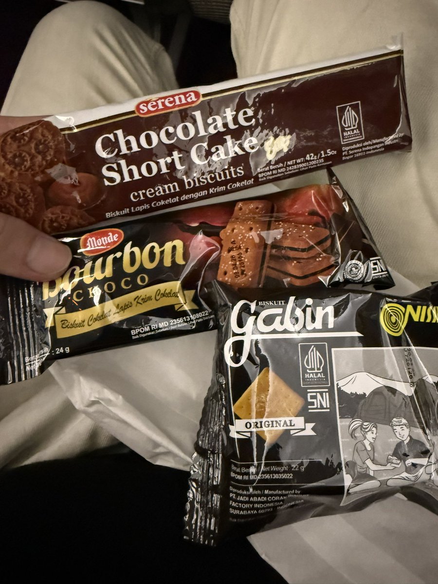 loisdaponti's tweet image. Delayed Batik Air ID 6517 DPS-CGK ampir 2 jam. cuma dapet ginian 😂 shame on you @BatikAirINA #BatikAir #Delayed