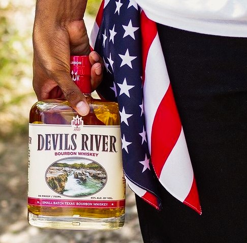 This Memorial Day, we don’t just pour whiskey—we pour gratitude. 🥃 In memory of those who served with courage and honor. Thank you for your service and sacrifice. #DevilsRiverWhiskey #MemorialDay