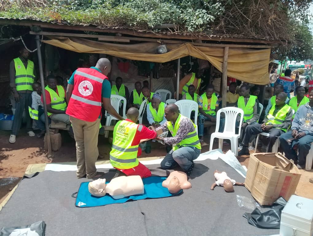 Ug_RedCrossCFA's tweet photo. #safesteps Phase 3, campaign is empowering bodaboda riders with vital road safety and first aid skills.

Because every driver can be a lifesaver, knowing how to prevent accidents and respond quickly when they happen is key.

📸 Training session in Mbale powered by @PrudentialUG https://t.co/PQ9YJA7CQk
