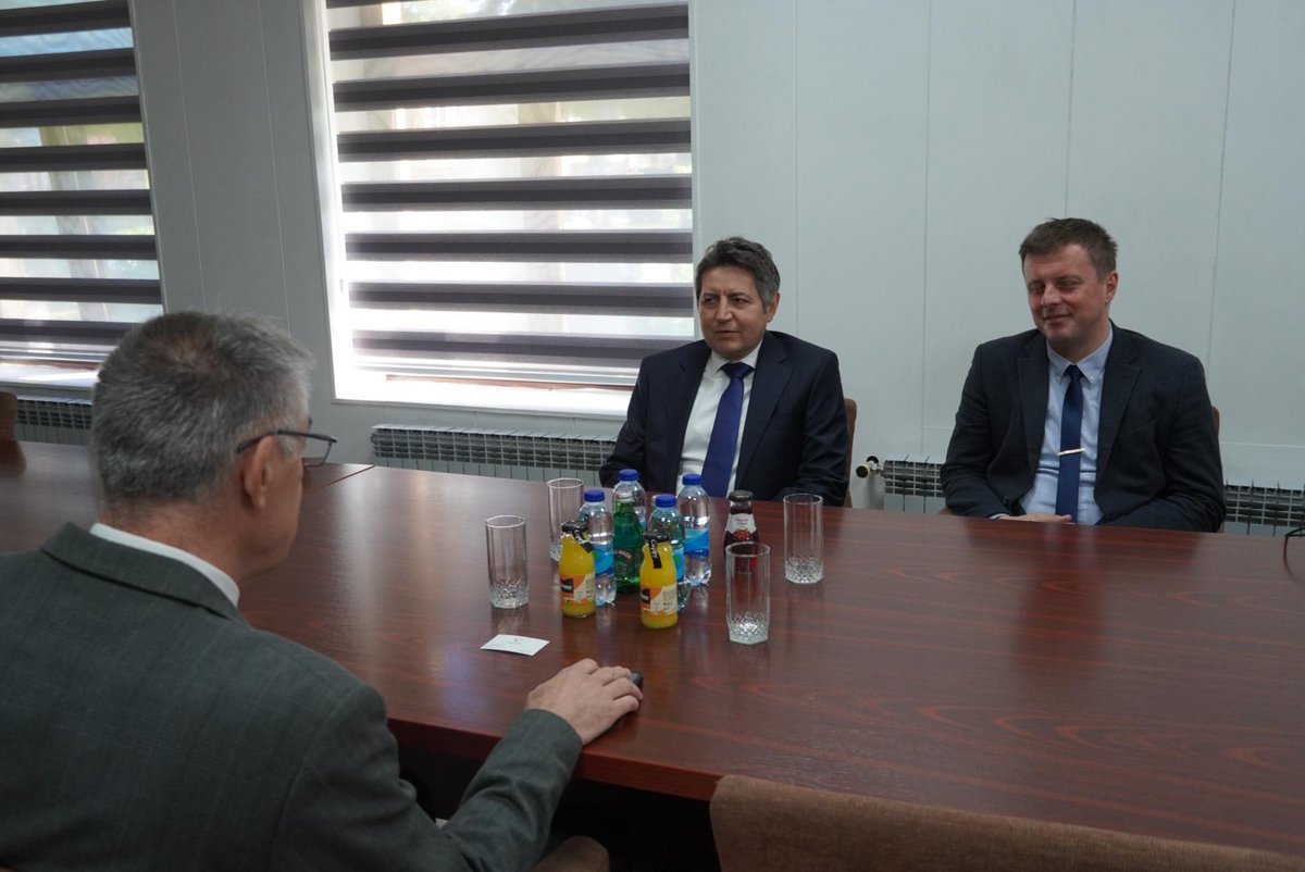 drMilicevicM's tweet photo. ✅️ Данас сам имао прилику разговарати са амбасадором Швајцарске Габријелом Деригетијем, амбасадорком Шведске Хеленом Лангерлоф и генералним конзулом Турске у БиХ Џаном Ајгуном. 

✅️ Апострофирали смо до сада урађене заједничке пројекте и вишемилионска улагања њихових земаља у инфраструктуру, водоводне и канализационе мреже, пречишћавање отпадних вода, јачање мјесних заједница и бројне друге пројекте. 

❌️ Нажалост, због блокаде институција  и неодговорних политичара пројекти од којих зависи квалитет живота грађана сада су на чекању. Наш је задатак да све учинимо да се понашање неодговорних политичара, који се боре за себе, не ставља на терет грађана  Републике Српске. 

➡️ Локалне заједнице су темељ демократије, развоја и живота грађана. Наш развој не смије да стане због блокада на државном или било којем нивоу власти, заснованих искључиво на заштити личних интереса!