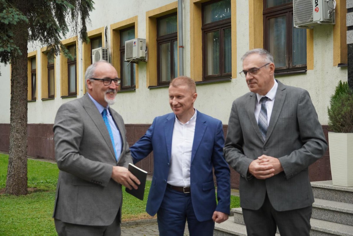drMilicevicM's tweet photo. ✅️ Данас сам имао прилику разговарати са амбасадором Швајцарске Габријелом Деригетијем, амбасадорком Шведске Хеленом Лангерлоф и генералним конзулом Турске у БиХ Џаном Ајгуном. 

✅️ Апострофирали смо до сада урађене заједничке пројекте и вишемилионска улагања њихових земаља у инфраструктуру, водоводне и канализационе мреже, пречишћавање отпадних вода, јачање мјесних заједница и бројне друге пројекте. 

❌️ Нажалост, због блокаде институција  и неодговорних политичара пројекти од којих зависи квалитет живота грађана сада су на чекању. Наш је задатак да све учинимо да се понашање неодговорних политичара, који се боре за себе, не ставља на терет грађана  Републике Српске. 

➡️ Локалне заједнице су темељ демократије, развоја и живота грађана. Наш развој не смије да стане због блокада на државном или било којем нивоу власти, заснованих искључиво на заштити личних интереса!