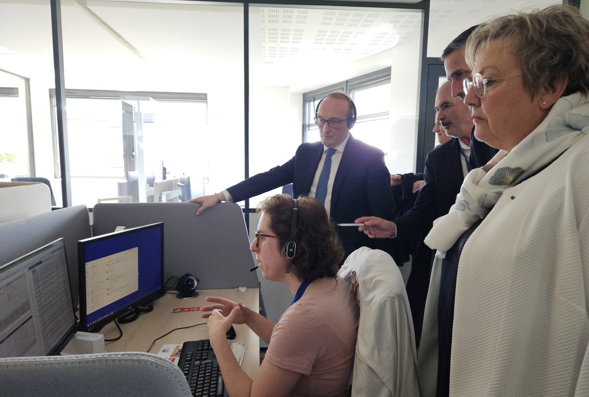 [#ServicesPublicsPlus]
🏆️La <a href="/msa49actu/">MSA de Maine-et-Loire</a>, 1ère caisse de #MSA labellisée "Services Publics +" !
Jeudi 22 mai, @Lmarcangeli, Ministre de l'Action publique, de la Fonction publique et de la Simplification a remis le label SP+ "Bronze" dans nos locaux de #Beaucouzé.