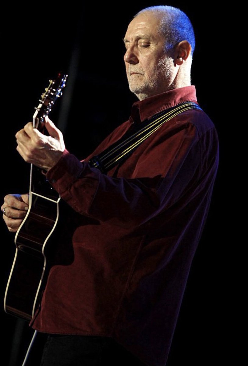 Bir sinemanın önündeyim
Siyah beyaz bir film varmış
Annem babam beni çok severmiş
Ankara'dan abim gelmiş
Evde bir bayram havası
Annem babam beni çok severmiş
Ne dinlerdim, mekanı cennet olsun
#ilhanşeşen