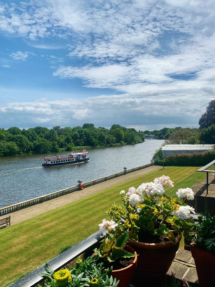 ruths_gallery's tweet image. Such a beautiful day … 

It’s sunny, warm and with a few showers to make everything look so fresh and green again. 

#BankHolidayMonday #BankHoliday @Collierlaunches #Thames #Twickenham @metoffice #loveukweather
