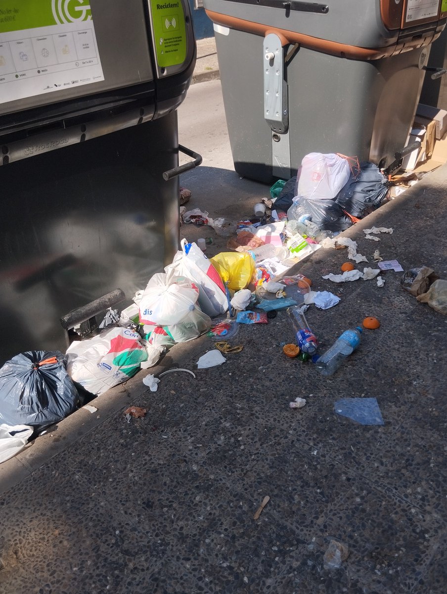 CarlesIzki's tweet photo. (1) S'AGRAEIX RT, AVIAM SI L'@Girona_Cat  FA QUELCOM AMB LES ESCOMBRARIES COSA QUE DUBTO.

Contenidors a Girona avui dilluns 26 de maig al matí. Senyor @alcaldegi @llsalellasvilar de l'@Girona_Cat  pensa fer alguna cosa o seguirà dient que la ciutat de Girona està neta. 

-MÉS- https://t.co/f2hgtkUa2u