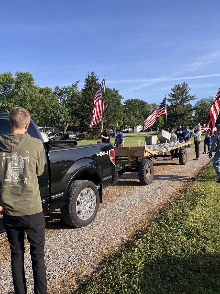 Each year on Memorial Day, flags are put up at the cemeteries in Minonk. Thank you to the volunteers and our players for taking the time to honor our heroes! 🇺🇸