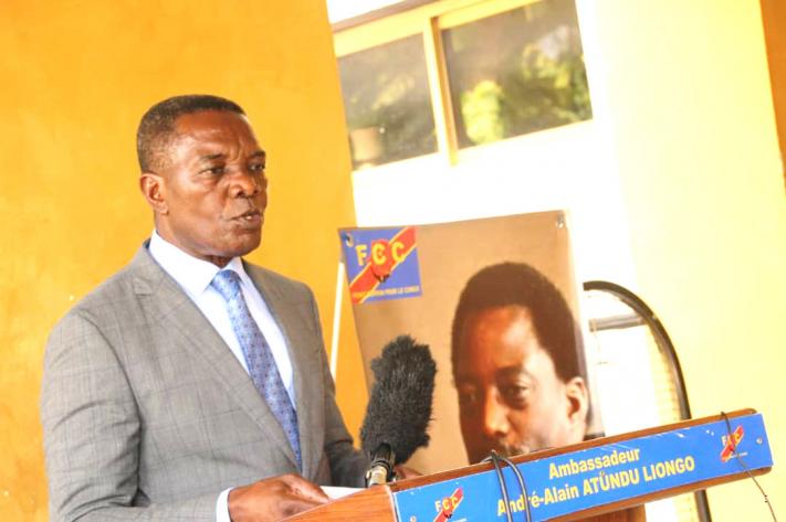 Une fois que le régime change de main, il retourne simplement sa veste.
Hier c'était Mobutu, aujourd'hui Kabila, demain ce sera le tour de Félix Tshisekedi. Ces politiciens sont des corbillards politiques.