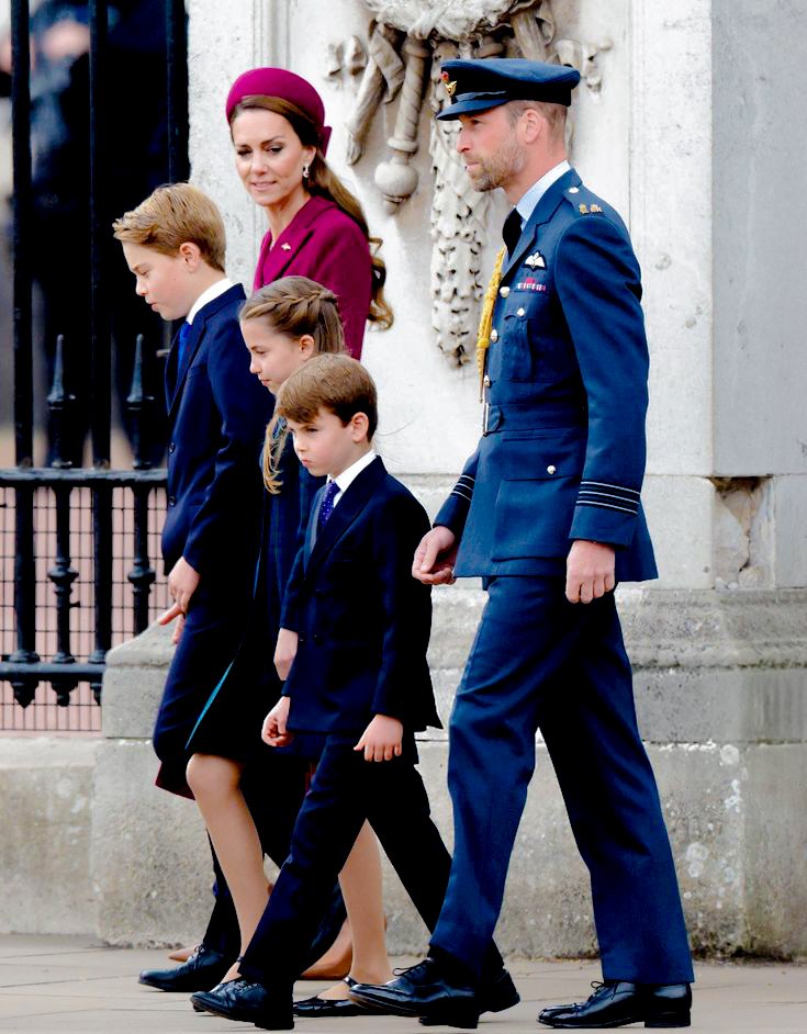 royalchildren_'s tweet photo. The #PrinceandPrincess of Wales, #PrinceGeorge #PrincessCharlotte and #PrinceLouis of Wales attend a military procession during the 80th Anniversary of VE Day, at the Queen Victoria Memorial on The Mall in London, England💂-May 5th 2025.
.
📷 : Max Mumby/@GettyImages https://t.co/djnHgqzMTI