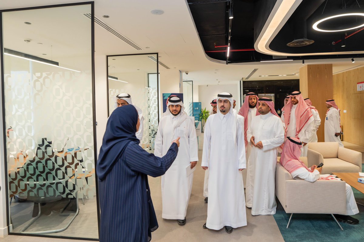 Sami_Alhussaini's tweet photo. في إطار تعزيز التعاون المؤسسي لدعم ريادة الأعمال، استضفنا اليوم رئيس اللجنة التجارية بغرفة الرياض، أ. تركي العجلان، وعدداً من أعضاء اللجنة، حيث ناقشنا سبل التعاون بين الطرفين لدعم المنظومة الريادية، كما شملت الزيارة جولة على مركز دعم المنشآت و مركز الابتكار، اطلعوا خلالها على المبادرات والخدمات المخصصة لتمكين الروّاد وتعزيز أثر مشاريعهم.