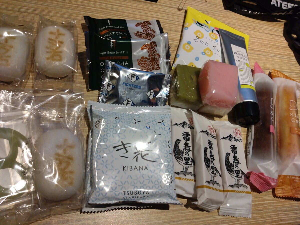 acctapirus's tweet photo. いやしかし、今回の선물すごかったー
みんなありがと！
北海道のお菓子も食べてねー https://t.co/mBvC8JIMi6