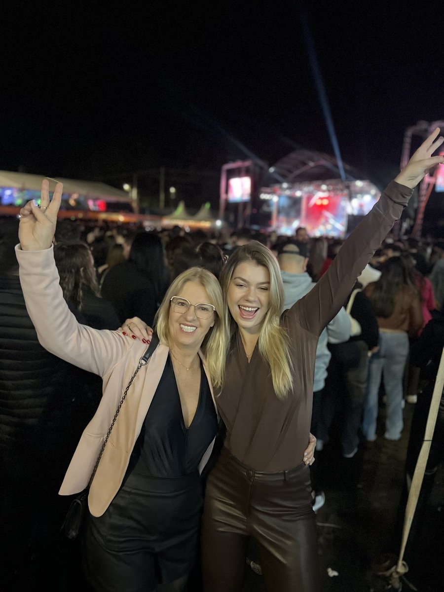 VizentinVanessa's tweet image. Nothing like spending some days at home before starting a new cycle!
Doing everything a south Brazilian loves: time w friends and family, tons of bbq and chimarrão, sertanejo concert and good time outside 💛