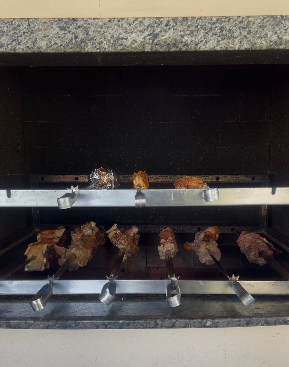 VizentinVanessa's tweet image. Nothing like spending some days at home before starting a new cycle!
Doing everything a south Brazilian loves: time w friends and family, tons of bbq and chimarrão, sertanejo concert and good time outside 💛
