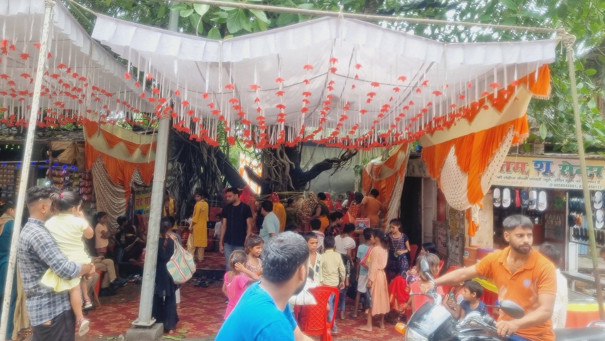 npppaliakalan's tweet photo. वट सावित्री पूजा के अवसर पर @npppaliakalan के मौनी बाबा तिराहे के पास स्थित पूजन स्थल की साफ-सफाई का कार्य कराया गया। पूजन के बाद माताओं-बहनों के विश्राम के लिये छायादार टेन्ट एवं हीट वेव के प्रकोप से बचाव के लिये पेयजल की समुचित व्यवस्था भी की गई
#VatSavitriVrat #npppaliakalan https://t.co/ihtn6V10a6