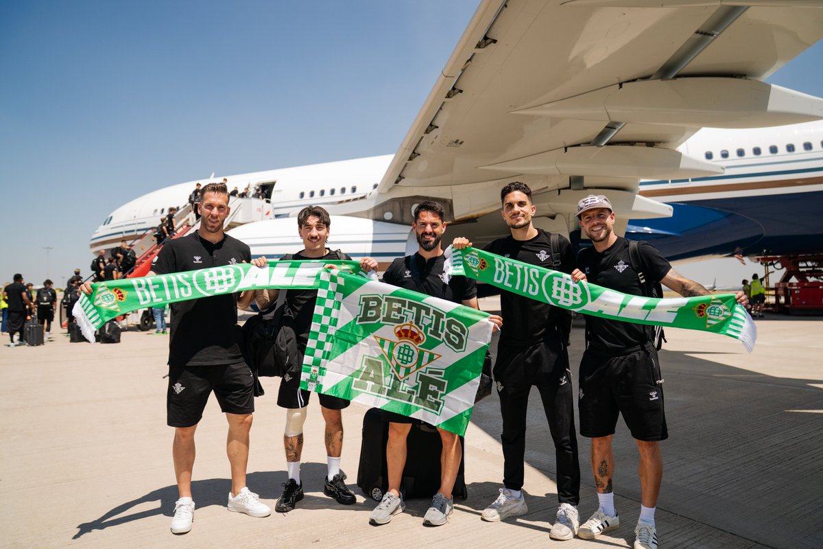 RealBetis's tweet photo. 👨‍✈️©️🛫

Todo el mundo a bordo.

#BetisAlé https://t.co/YKMU9WdrVY