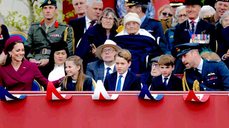 royalchildren_'s tweet photo. The #PrinceandPrincess of Wales, #PrinceGeorge #PrincessCharlotte and #PrinceLouis of Wales attend a military procession during the 80th Anniversary of VE Day, at the Queen Victoria Memorial on The Mall in London, England💂-May 5th 2025.
.
📷 : @GettyImages https://t.co/COAdCjXilo