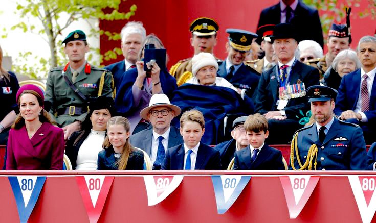 royalchildren_'s tweet photo. The #PrinceandPrincess of Wales, #PrinceGeorge #PrincessCharlotte and #PrinceLouis of Wales attend a military procession during the 80th Anniversary of VE Day, at the Queen Victoria Memorial on The Mall in London, England💂-May 5th 2025.
.
📷 : @GettyImages https://t.co/COAdCjXilo