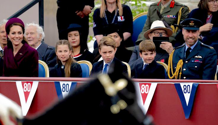 royalchildren_'s tweet photo. The #PrinceandPrincess of Wales, #PrinceGeorge #PrincessCharlotte and #PrinceLouis of Wales attend a military procession during the 80th Anniversary of VE Day, at the Queen Victoria Memorial on The Mall in London, England💂-May 5th 2025.
.
📷 : @GettyImages https://t.co/COAdCjXilo