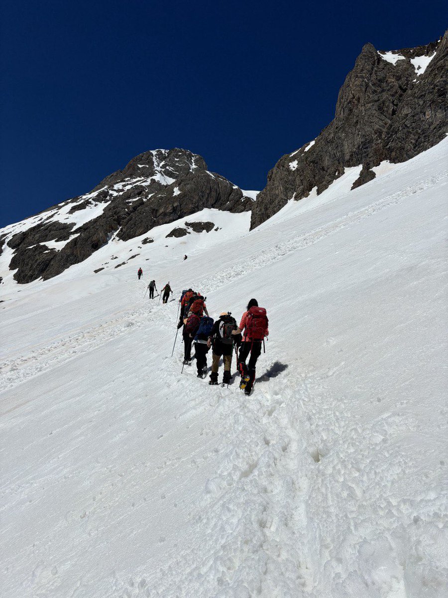 GVADrPeset's tweet image. 🏔️Con la vista puesta en el Aneto y en sus 3.404 metros de altitud, el equipo de #ReumAneto se ha trasladado este fin de semana a Huesca y ha culminado con éxito otro gran reto: la subida al Garmo Negro, en el Pirineo aragonés (Panticosa), con sus 3.051 metros.

¡Adelante! 💪🏻