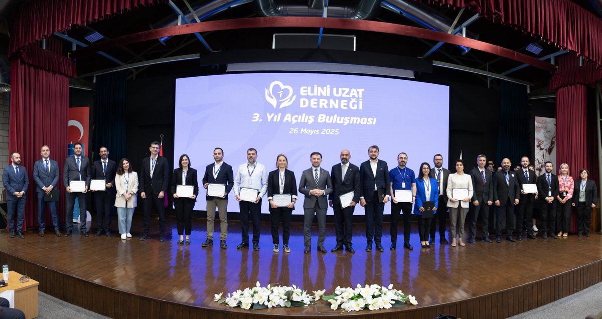 dr_mdemiroglu's tweet photo. Elini Uzat Derneğimizin 3’üncü Yıl Açılış Buluşması’nda çalışma arkadaşlarımızla bir araya geldik.

Üç yıl önce çıktığımız bu yolda dayanışmanın gücünü, iyiliğin dönüştürücü etkisini ve insan hayatına dokunmanın anlamını birlikte yeniden tanımladık.

Bugün geldiğimiz noktada sadece geçmişte başardıklarımızı değil, gelecekte yapabileceklerimizi de konuşuyoruz.

İyiliği sürdürülebilir kılmak, daha fazla insana ulaşmak ve toplumsal faydayı çoğaltmak için aynı kararlılıkla çalışmaya devam edeceğiz.