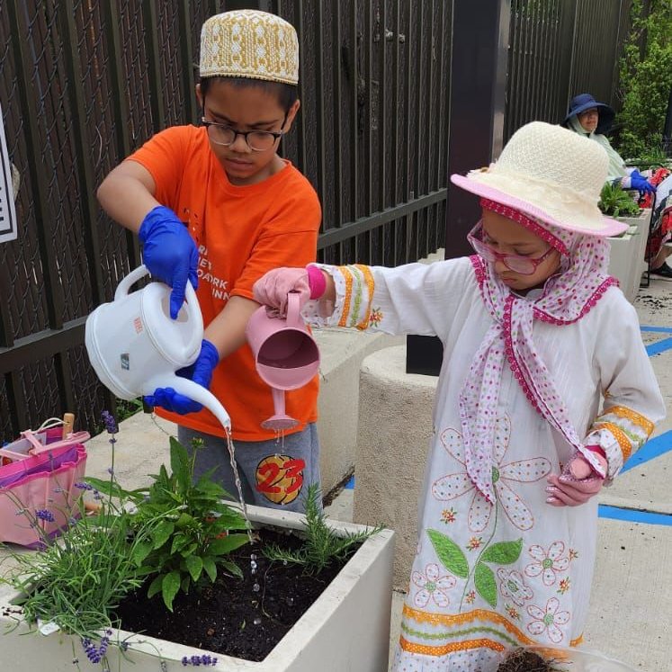 The #DawoodiBohra #NewYork community dug into fun at a gardening event where all ages came to test their green thumbs, grow their love for nature, and maybe sprout a new hobby.