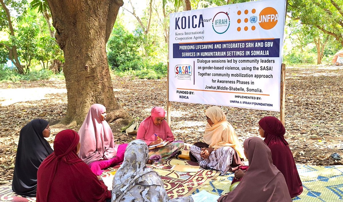 DearDaughterC's tweet image. Supported by @UNFPA_SOMALIA &amp;amp; @KOICAKenya, community leaders in #Jowhar are leading #SASA! Together sessions to challenge harmful “Power Over” dynamics. These sessions are driving attitudinal change &amp;amp; helping prevent GBV. Power should uplift &amp;amp; protect, not oppress. #ShiftThePower