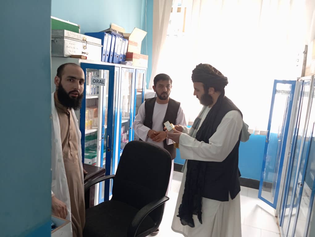 ShafiHaidary1's tweet photo. په حيرتانو ښارګوټي کې د پو��یو ضد واکسین هم پیل شو.
د دغه کمپاین د پیل په مراسمو کې د حيرتانو ښارګوټي رئيس الحاج ملا اسدالله توريالي او د دغه ښارګوټي د عامې روغتيا مسئول ډاکټر فريدون شهزادهم ګډون درلود.
ښاغلي توريالي د دغه کمپاین د لاښه ترسره کېدو په موخه د هر ډول همکارۍ ډاډ ورکړ. https://t.co/yefgs1yliY