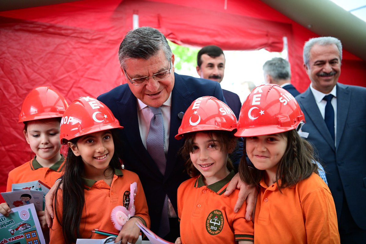 TCSinopValiligi's tweet photo. 👩‍⚕️🩺Sağlıklı Çocuk;Sağlıklı Gelecek 

📍Gazi Mustafa Kemal İlkokulu

Valimiz Dr.@mustafaozarslnn;
Sağlık Bakanlığı tarafından hayata geçirilen, “Sağlıklı Çocuk Sağlıklı Gelecek” Projesinin saha uygulamasına katıldı. 

Sağlık Bakanlığımızca yürütülmekte olan 'Sağlıklı Çocuk Sağlıklı Gelecek' programı çerçevesinde, çocuklara erken yaşta sağlık bilinci kazandırılması, sağlıklı yaşam alışkanlıklarının geliştirilmesi ve sağlık hizmetlerine yönelik olumlu tutumlar kazandırılacak.

Program kapsamında okul bahçesinde; 112 Acil Sağlık, UMKE, Aşı Hizmetleri, Ağız ve Diş Sağlığı, Kişisel Hijyen, Sağlıklı Beslenme ve Fiziksel Aktivite gibi konularda teorik ve uygulamalı eğitimler verildi. Sağlık araçlarının tanıtımı yapılıp, öğrencilere görev kartları, broşürler, boyama kitapları ve eğitim materyalleri dağıtıldı.Etkinliğe katılan dördüncü sınıfdaki her öğrenciye 'Sağlık Elçisi' unvanı verilecek.

Etkinlik, çocuklarımızın sağlık okuryazarlığını artırmakla birlikte, sağlık çalışanlarına karşı empati duygusunu da geliştirmeyi hedeflemekte.

@saglikbakanligi 
@sinopilsaglik 
#SağlıklıNesiller
#SağlıklıÇocuk
#SağlıklıGelece