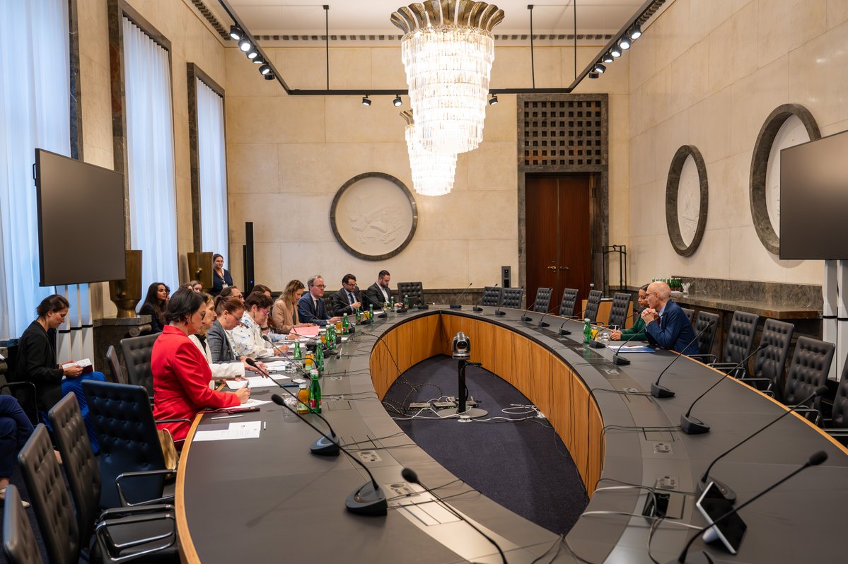 Parlament Österreich (@oeparl) on Twitter photo Man müsse sich auf eine "Schwächung des Multilateralismus vorbereiten", so UN-Hochkommissar für Menschenrechte <a href="/volker_turk/">Volker Türk</a> heute in einer Aussprache mit #OeNR-Abgeordneten. Dies könne auch in Europa für vermehrte Instabilität sorgen. Mehr: parl.at/gbo-
📸 PD/Buchner Man müsse sich auf eine "Schwächung des Multilateralismus vorbereiten", so UN-Hochkommissar für Menschenrechte <a href="/volker_turk/">Volker Türk</a> heute in einer Aussprache mit #OeNR-Abgeordneten. Dies könne auch in Europa für vermehrte Instabilität sorgen. Mehr: parl.at/gbo-
📸 PD/Buchner
