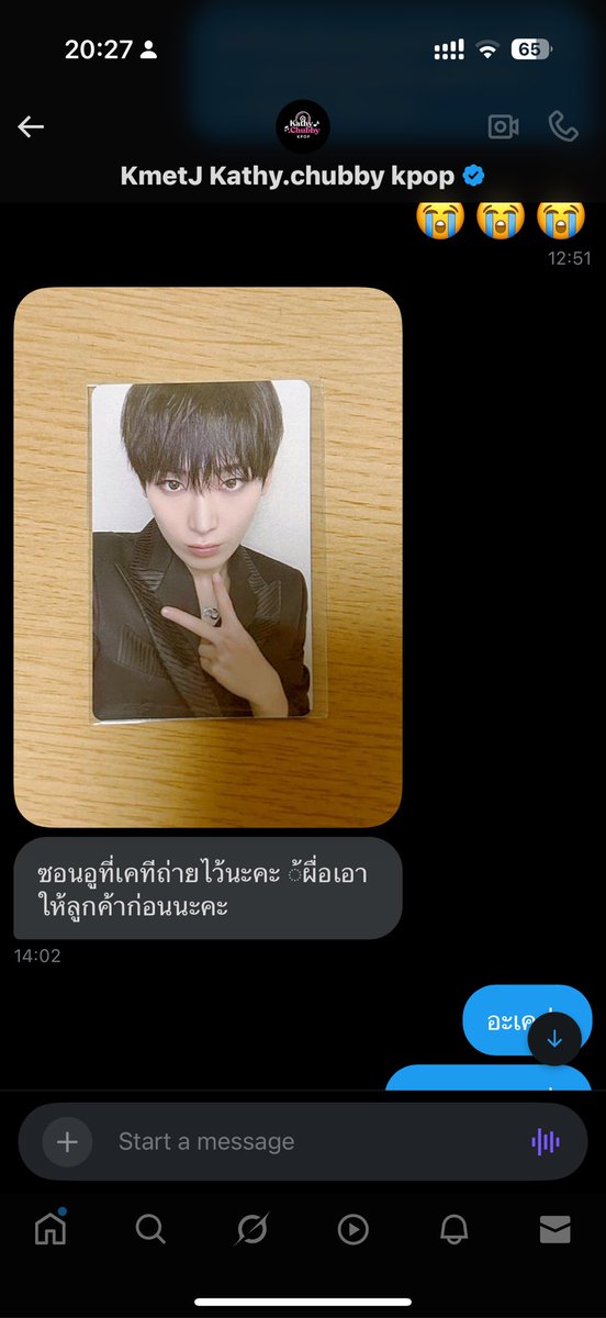 bfjwd's tweet photo. ขอมารีวิวเพิ่มเติมในส่วนของ wvjp 2.0 นะคะ
#รีวิวให้พี่Kathy
#kathychubbyupdate
#ตลาดนัดenhypen
เราซื้อกับทางร้านทั้ง weverse japan 2.0 & 3.0
ซึ่งตอนนี้ทางร้านได้รับผิดชอบให้เราทั้งหมดแล้ว แต่เราขอรีวิวให้ในส่วนที่ทำให้เราเสียเวลา และเสียความรู้สึกค่ะ
(ในส่วนของ 3.0 ได้รีวิวไปแล้ว)
Wvjp 2.0 ประเด็นหลักๆที่เราเจอ
1. เราได้ของไม่ครบ ร้านแจ้งส่งติดไปกับคนอื่น (อย่าลืมอ่านต่อนะคะ 😊)
2. นำวีดีโอที่เราถ่ายให้ร้าน(เพื่อเคลม) ไปใช้แอบอ้างกับลูกค้าคนอื่น
3. แอบอ้างรูปจากเมอคาริ ?
เราสั่งผ่านแอค A ซึ่งสั่งกับทางร้านไปวันที่ ซึ่งระหว่างนั้นเราได้มีการสั่ง 3.0 เพิ่มไปด้วย จึงได้แจ้งทางร้านว่าสั่งผ่านแอค A ร้านรับทราบ และแอค A ให้ทางร้านส่งของให้เราเลย -> เราได้ของวันที่ 12/04
ซึ่งของที่เราได้รับมาเราได้มีการถ่ายวีดีโอไว้ พบว่าเราสั่ง 1 set (7ใบ) ซึ่งได้มาเพียง 6ใบ (ขาดน้องซอนอู) -> เราจึงแจ้งทางร้าน ร้านขอวีดีโอ เราส่งให้ดู -> ร้านแจ้งว่าขอเช็คกับลูกค้าที่สั่งเซตนี้เหมือนกันก่อน -> ผ่านไป ~10 นาที ร้านแจ้งว่าน้องซอนอูของเรา ส่งติดไปกับแอค @Tjfam23455 -> @Tjfam2345 (ต่อไปขอเรียกว่า Tj) -> ทางร้านสร้างกลุ่มให้คุยกัน และตกลงกันว่าจะส่งให้เราหลังสงกรานต์ เราจึงขอรูปมาไว้ก่อน ก็ส่งมาเป็นรูปการ์ดน้องซอนอูมา และแจ้งว่าสะดวกส่งให้เราไม่ 16 ก็ 18 เมษายน
-> 18/04 เวลา 19.29 น. แอค Tj แจ้งว่า ร้านปิดแต่วางพัสดุให้แล้ว??? เราสอบถามสาขาและสถานที่ส่งไป แจ้งตอบกลับมา และแจ้งว่าจะได้เลขพัสดุไม่เกิน 12.00 น.
-> 19/04 เวลา 12.36 น. เราได้สอบถามเลขพัสดุอีกครั้ง แต่กลับพบว่าติดต่อแอค Tj ไม่ได้ ทางร้านก็ติดต่อไม่ได้ ทางร้านแจ้งว่าจะให้ทนายของทางร้านจัดการตามให้ (การ์ดใบเดียว?) เราเลยขอหลักฐานที่ร้านคุยกับแอค Tj ทั้งหมด นั้นแหละค่ะ ร้านไม่ให้ แจ้งว่าเป็นข้อมูลส่วนตัว สุดท้ายทางร้านก็ดีลใบใหม่ให้เราค่ะ โดยเราหาร้านดีลเองและร้านโอนเงินให้
แต่ระหว่างนั้นเราได้มีการหาข้อมูลเพิ่มเติมเกี่ยวกับแอค Tj ก็ทำให้เราค่อนข้างตกใจ
1. แอคร้าน กับ แอคที่ร้านส่งของติดไป = คนเดียวกัน
2. หลังจากที่เกิดปัญหา และเราได้มีการทวิตตามหาแอค Tj ก็เจอว่าเราไม่ได้เป็นคนเดียวที่เกิดปัญหานี้ขึ้น แถมร้านยังแอบอ้างเอาวีดีโอที่เราถ่ายเพื่อไปเคลม ไปใช้อ้างกับลูกค้าคนอื่น
3. ทำไมถึงใช้รูปจากเมอมาแอบอ้างกับลูกค้าหรอคะ ?
คุณทำให้เอนจีนหลายๆคน เพื่อนๆเราหลายคน หมดสนุกไปกับการเก็บของสะสม(การ์ด) เป็นประสบการณ์เลวร้ายของหลายๆคน ทำเหมือนลูกค้าเป็นคนโง่เลยค่ะพูดตามตรง คุณเก่งมากเลย ถ้าจะมาหากินกับด้อมอื่นแล้วสร้างปัญหาขนาดนี้ กลับไปอยู่ด้อมตัวเองเถอะค่ะ
(เราไม่ได้กล่าวหาร้านลอยๆนะคะ เราเชื่อตามหลักฐานที่เรามี) ในเมนชั่นค่ะ