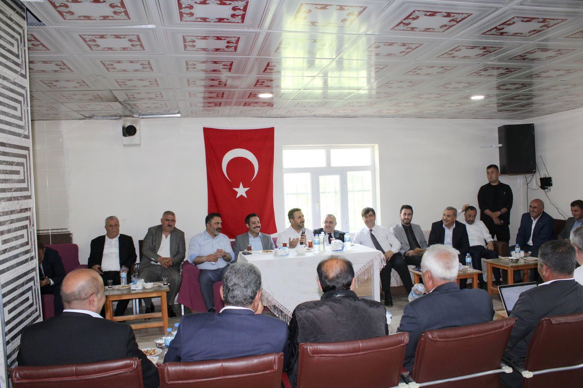 AkpartiBitlis13's tweet photo. 📍#Kaleli Köyü’nde Muhtarlarımızla Birlikteyiz

İl Başkanımız @avkadirkstekci, Milletvekilimiz @T_Bedirhanoglu, İlçe protokolü ve teşkilat mensuplarımızla birlikte

#Güroymak ilçemizin kıymetli muhtarlarıyla bir araya gelerek köylerimizin sorunlarını, ve ihtiyaçlarını dinlediler. https://t.co/gi9Xgc3m4G