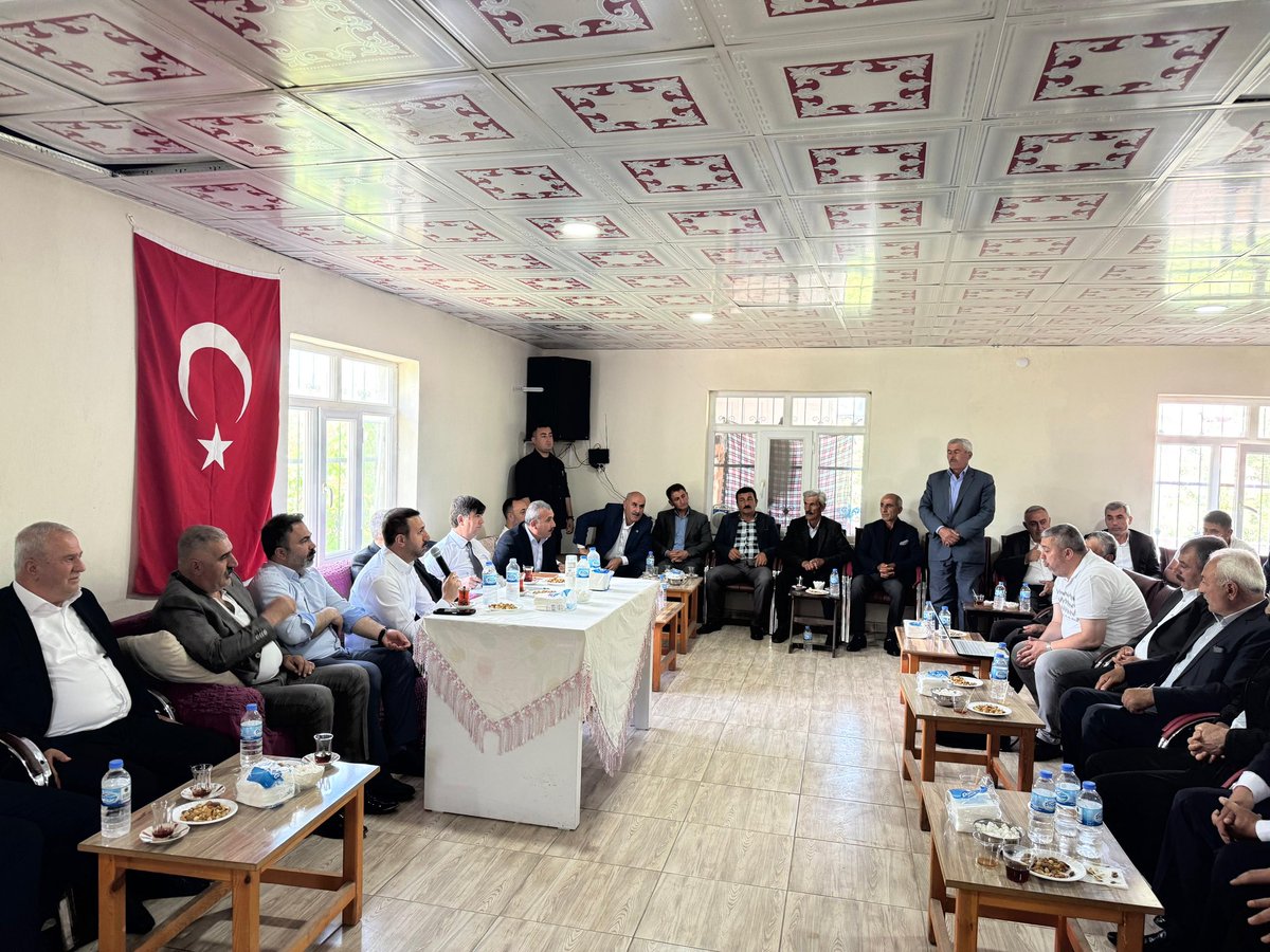 AkpartiBitlis13's tweet photo. 📍#Kaleli Köyü’nde Muhtarlarımızla Birlikteyiz

İl Başkanımız @avkadirkstekci, Milletvekilimiz @T_Bedirhanoglu, İlçe protokolü ve teşkilat mensuplarımızla birlikte

#Güroymak ilçemizin kıymetli muhtarlarıyla bir araya gelerek köylerimizin sorunlarını, ve ihtiyaçlarını dinlediler. https://t.co/gi9Xgc3m4G