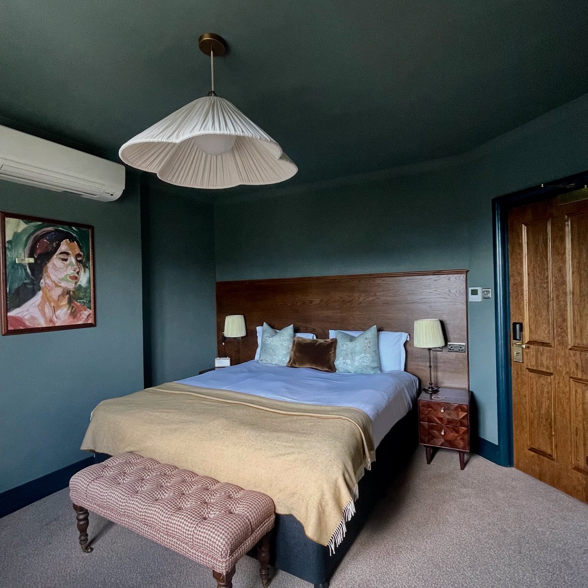 Brewers_Inn's tweet image. Tucked just above the pub, our 16 boutique rooms blend comfort, charm, and a touch of luxury 🛏️✨ — perfect for a weekend getaway, business stay, or ending the evening with ease after great food and drink.

#youngsrooms #pubwithrooms #boutiquestyle #youngspubs