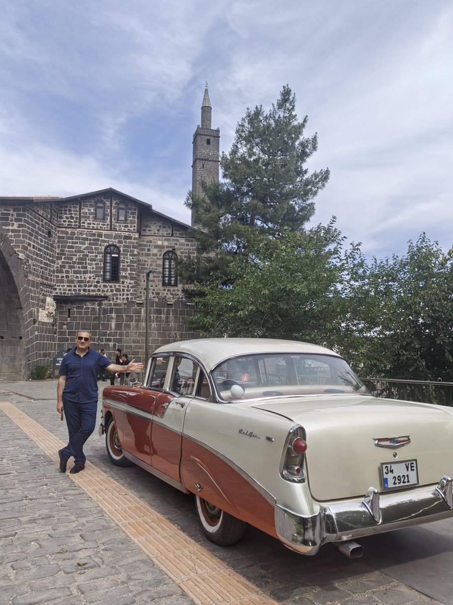 Kendimizden yaşlı araba bulunca nostalji olsun diye resim çekmelim dedik.

#payton @YusufBattal #nostalji #nostaljiarabalar