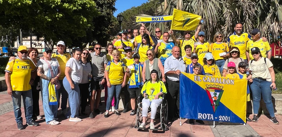 CamaleonRota's tweet photo. Misión cumplida!! 💛💙
Los chicos y chicas de APDIR disfrutaron junto a sus padres, y muchos camaleones, de un buen ambiente en el Mirandilla y de una victoria merecida del equipo amarillo. 
Agradecer a Ayuntamiento y @Cadiz_CF su colaboración por hacer posible esta bonita tarde https://t.co/QTKVjia8YD