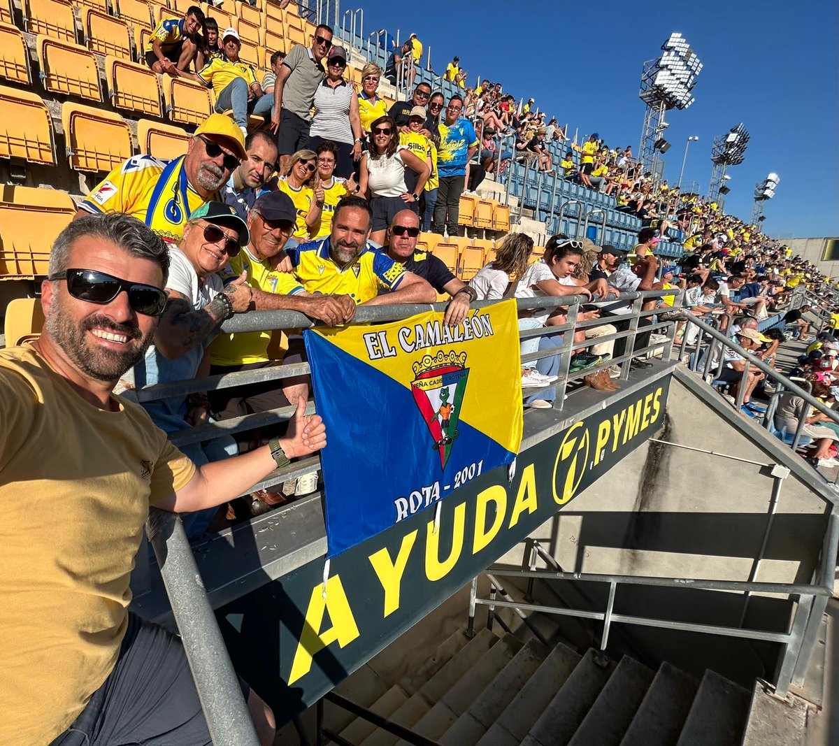 CamaleonRota's tweet photo. Misión cumplida!! 💛💙
Los chicos y chicas de APDIR disfrutaron junto a sus padres, y muchos camaleones, de un buen ambiente en el Mirandilla y de una victoria merecida del equipo amarillo. 
Agradecer a Ayuntamiento y @Cadiz_CF su colaboración por hacer posible esta bonita tarde https://t.co/QTKVjia8YD
