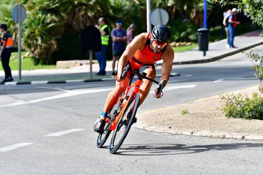 FUTER_ET's tweet photo. El Sargento 1º Cortés de la  #AALOG 81, perteneciente a la #BRILOG, ha participado en el Campeonato Nacional Militar de #Triatlón, realizado en #Gijón (#Asturias), consiguiendo un tercer puesto en la clasificación de veterano masculino.
¡Enhorabuena!
#SomostuEjército https://t.co/tLYSqdG0T2
