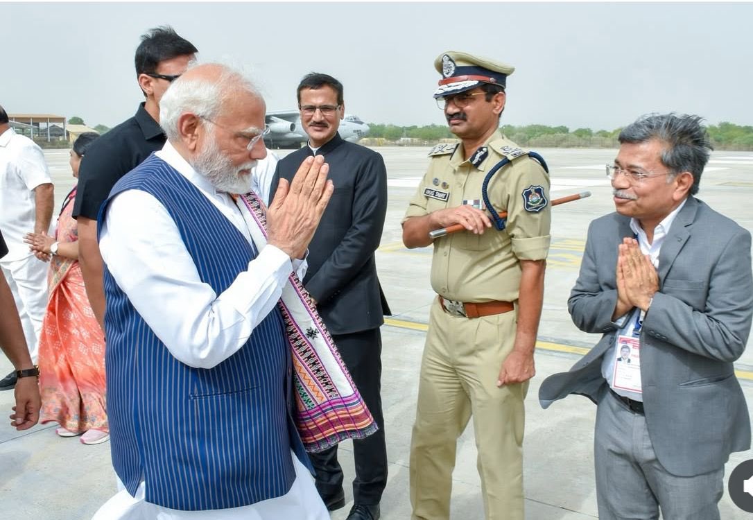 Deendayal_Port's tweet image. Transforming Maritime India, Hon’ble PM Shri Narendra Modi inaugurates &amp;amp; lays foundation stone for key infrastructure &amp;amp; green energy projects of Deendayal Port Authority, Kandla worth over ₹1,100 Cr, paving the way for a Viksit Bharat @ 2047.
#MaritimePower #GreenPort
