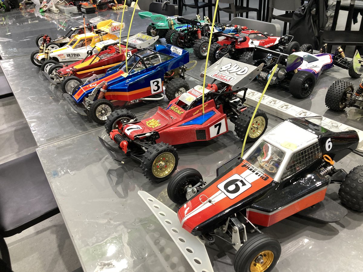 nabe3rc1987's tweet image. コースが使用不可で室内開催になったオールドスクールランナーズミーティング。残念ではありますが、珍しいラジコンを山ほど詳しく見れたのでコレで良し感。ビンテージRCイベントの中でも屈指の濃さでした（濃過ぎて分からない🤷）　#OSRM