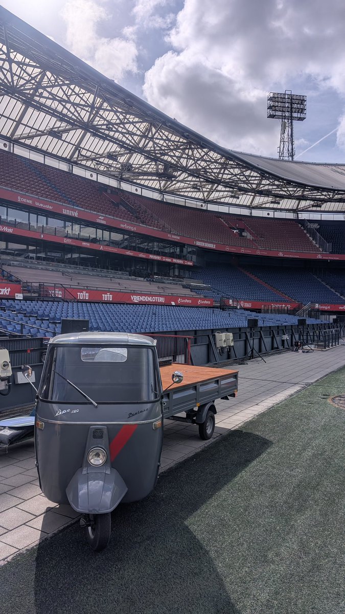 Vandaag is onze opstelling van Piaggio's te vinden in De Kuip #foodtruck