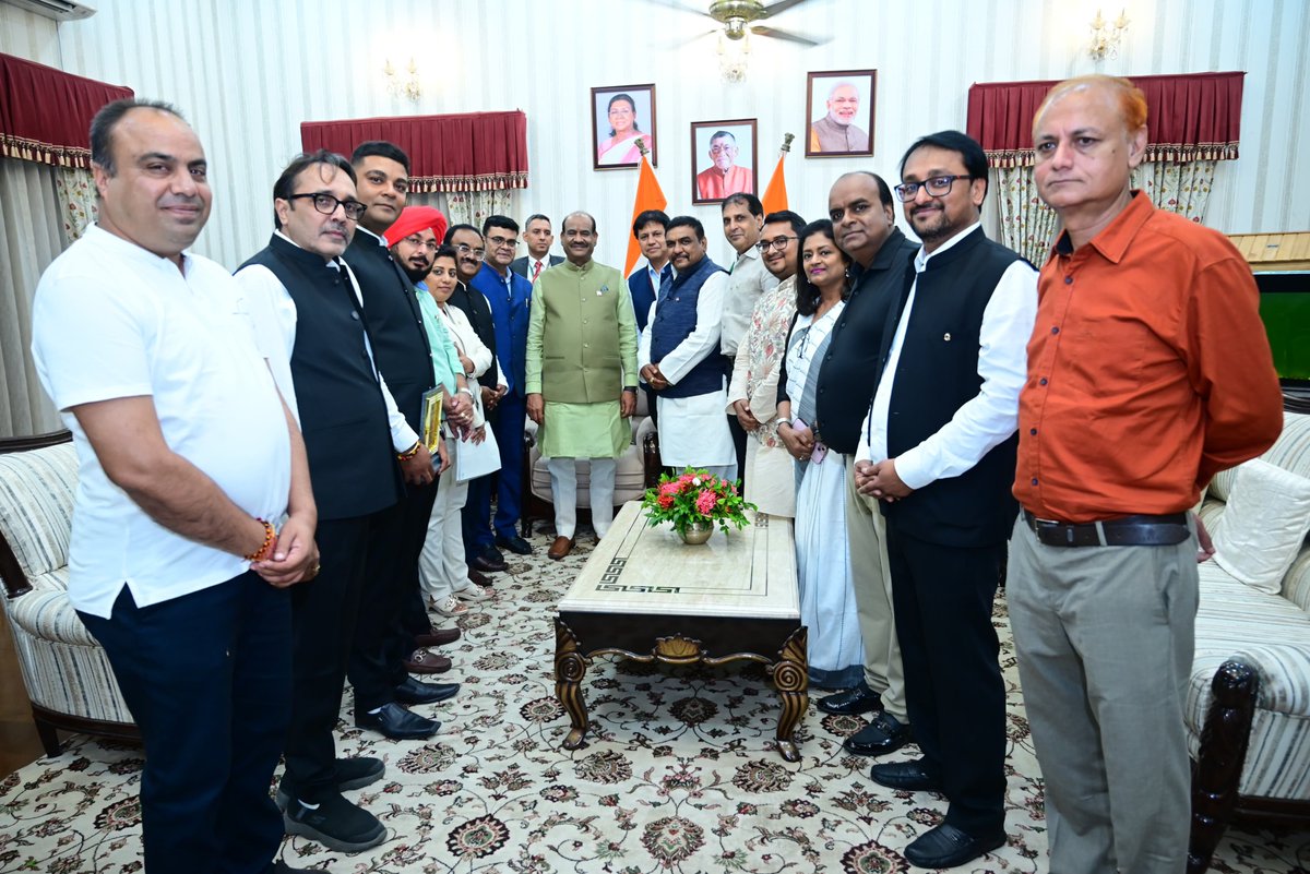 अध्यक्ष श्री <a href="/PareshGattani/">Paresh Gattani</a> के नेतृत्व में #FJCCI के प्रतिनिधिमंडल ने राजभवन (झारखण्ड) में माननीय लोकसभा अध्यक्ष श्री ओम बिरला जी से शिष्टाचार मुलाकात की। मुलाकात के दौरान राज्य के व्यापारिक और औद्योगिक विकास के मुद्दों पर सकारात्मक वार्ता हुई।
<a href="/ombirlakota/">Om Birla</a>