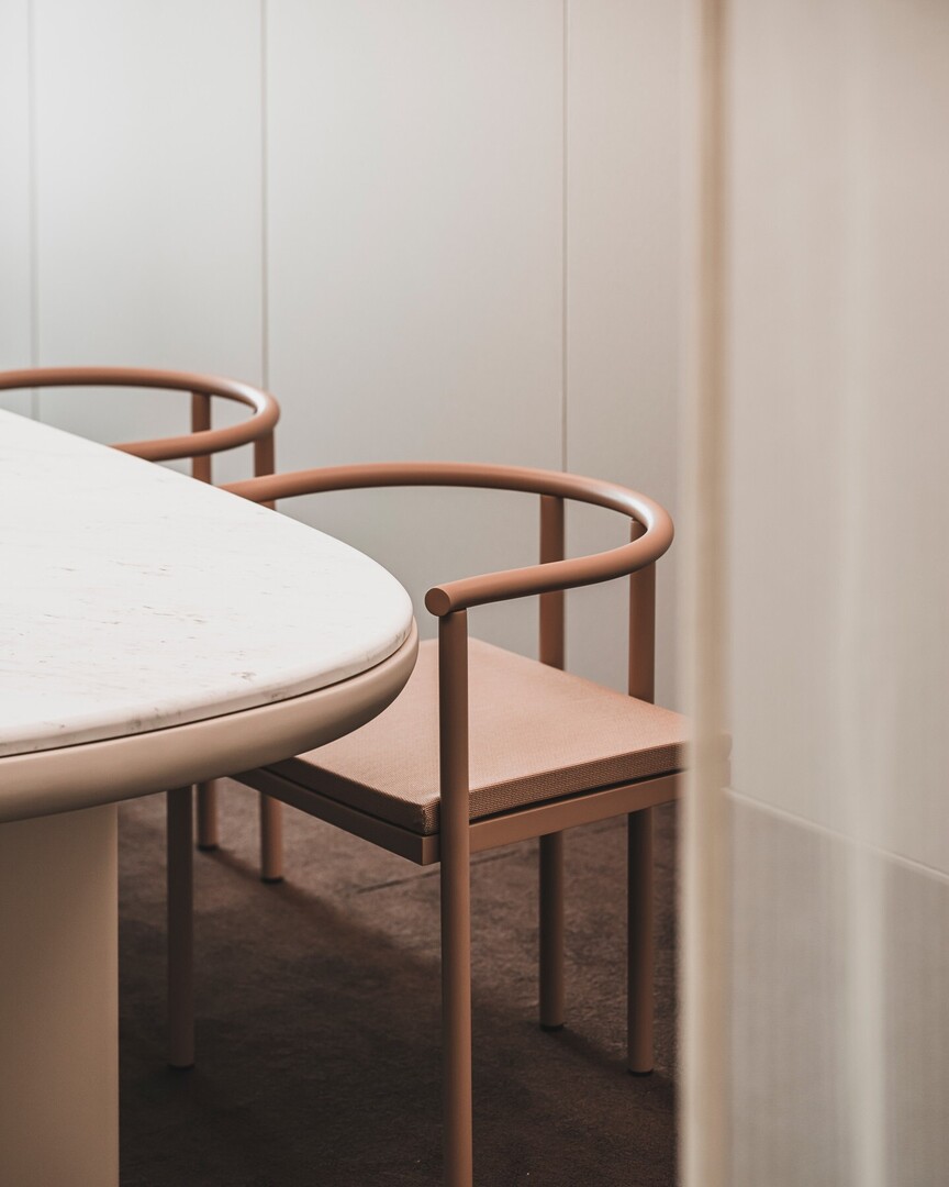 In the heart of Tokyo, ITOKI DESIGN HOUSE redefines how we work — with spaces designed for flexibility, comfort, and collaboration.⁠
⁠
Kettal contributed with Office Pavilions and tailored furniture solutions that define key areas such as the café and meeting zones — combinin…